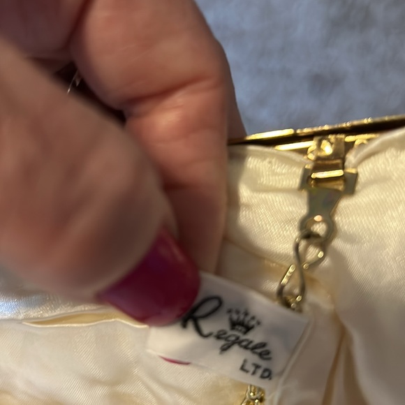 La Regale Vintage LTD handmade Seed Bead Clamshell Formal Wedding Purse - Picture 8 of 14